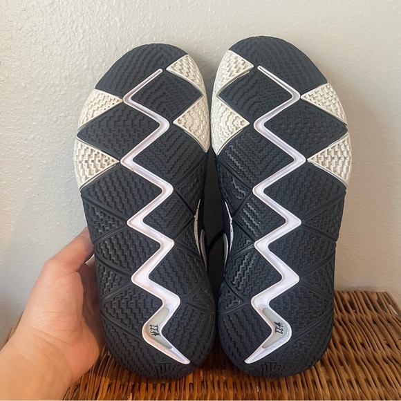 Nike Kyrie 4 Oreo Sneakers Shoes Black White Mens Size 8 Basketball AV2296-001 - Picture 6 of 11